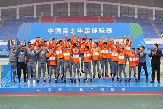 小武（王雄伟）是山西汾阳一个屡教不改的“惯偷”，即便公安部分在弄严打勾当，他仍要千方百计下手。可是抛开所谓的“小偷”身份，他是个十分恋旧十分传统的人，亲情、友谊在贰心中都有沉甸甸的份量。但旧日亲友老友早将他看做瘟神，唯恐遁藏不及。无形当中，小武只能往做边沿人，换回某些知足和抚慰。某天在歌厅唱歌时，小武结识了陪唱蜜斯胡梅梅（左百韬），类似的心情让两人成立了某种暗昧的感情。但是胡梅梅大白，小武并不是她的彼岸，她需要找到一个更有力的“臂膀”改变本身的命运。对此小武虽也大白，却在工作产生时仍没法按捺掉落。面临本身的将来，处境加倍为难拮据的小武愈发茫然无措。